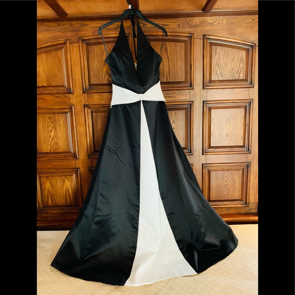 Copy of red carpet gown worn by Julia Roberts